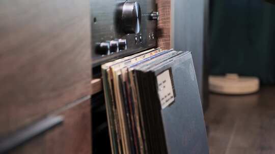 浏览黑胶唱片收藏后，选择一张唱片在转盘上收听