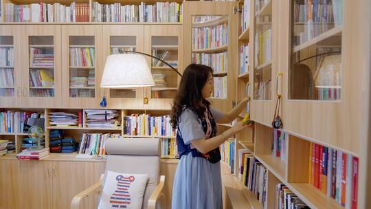 一个女孩在书房看书