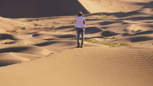 慢镜头升格户外沙漠上奔跑旅游拍照少年背影