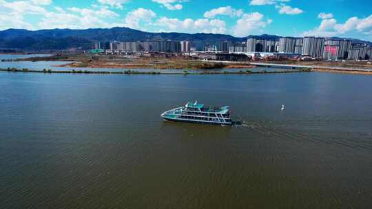 滇池上的游轮与海鸥伴飞视频素材模板下载