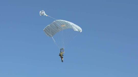 2025长春航展空军伞兵跳伞表演4倍慢镜