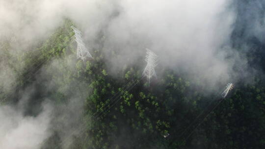 4k航拍森林场景中的电力塔顶视图云海缭绕