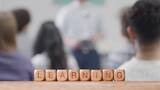 以学生讲座为背景的木制字母立方体或骰子拼写学习的教育理念高清在线视频素材下载