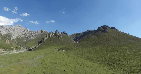 青海互助龙王山山峰蓝天白云草原航拍视频