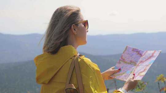 女人在看地图山地旅行旅行出游出远门