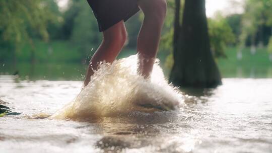 夏天男孩在池塘玩水，溅起水花4k视频素材视频素材模板下载