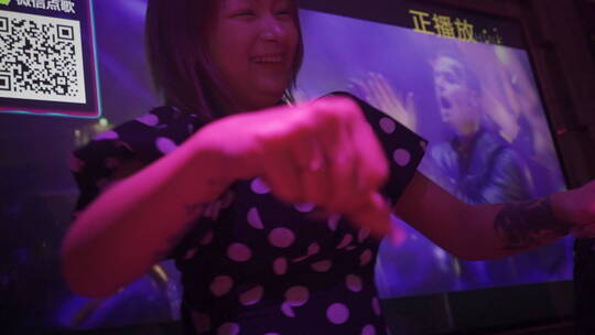 歌厅里的女人跳舞视频素材模板下载