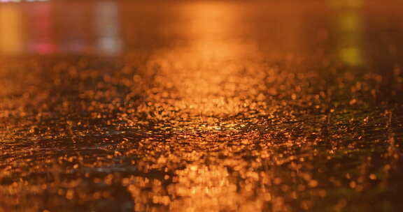 夜晚下雨雨景