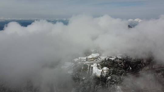 航拍佛教名山四川峨眉山，云海缭绕树林白雪