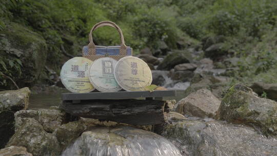 茶叶包装在溪流里
