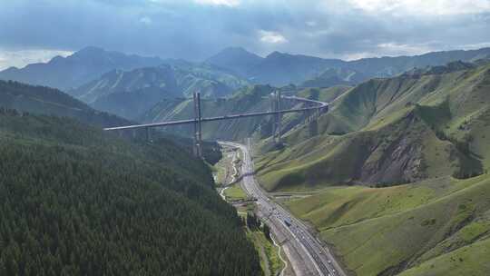 高山峻岭间的高速公路与桥梁风景