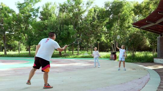 4K升格实拍在公园父亲和女儿打羽毛球