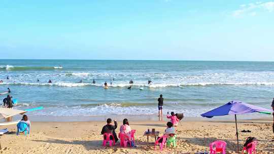 海南省万宁市日月湾阳光下的大海沙滩椰树视频素材模板下载