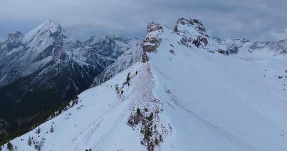 4K雪山滑雪爬山攀登团队力量极限运动