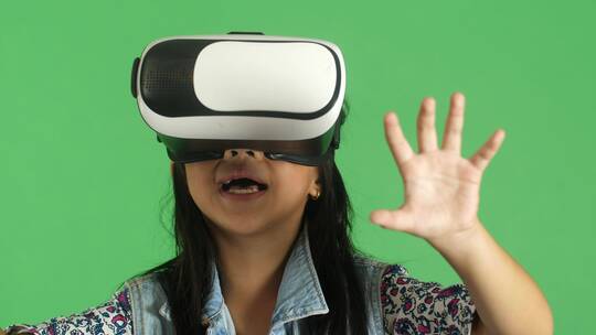 小女孩探索虚拟现实世界