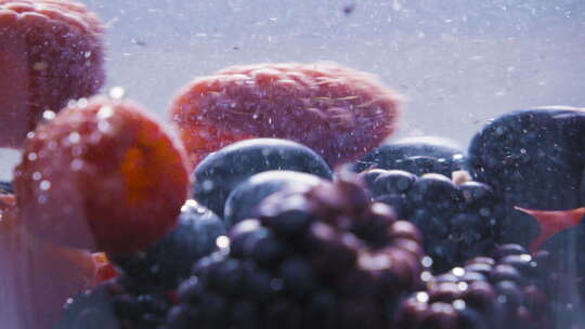 什锦浆果落在水上的慢动作