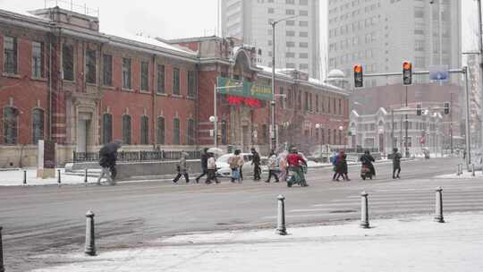 市民风雪中过马路上学中山路邮局路口行人