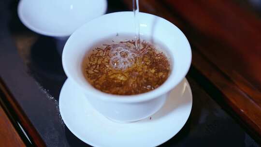 白瓷杯冲泡茶叶特写