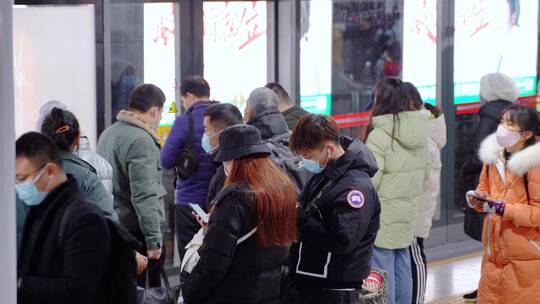 长沙地铁站台等车排队玩手机视频素材模板下载