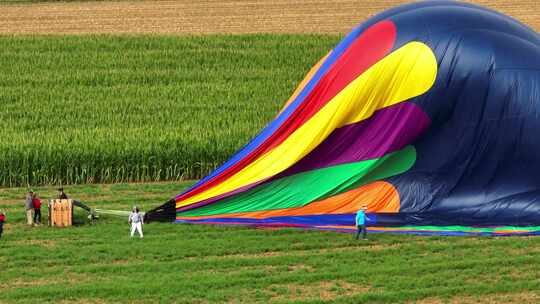 农田里放飞热气球