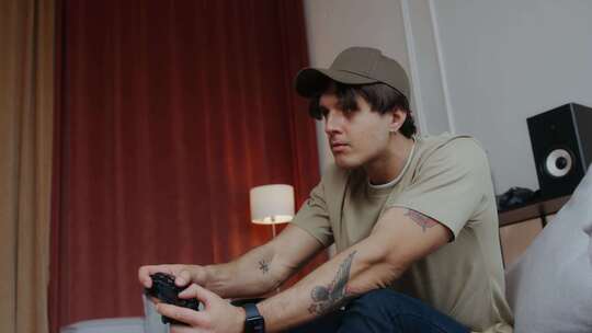 一个男人玩电脑控制台的视频