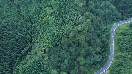 俯瞰山林盘山公路行车黑色车辆