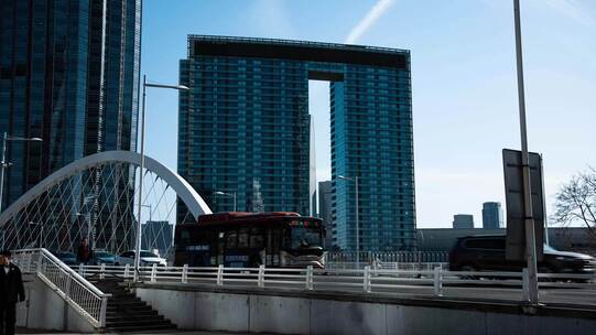天津环球金融中心大厦和大沽桥的车流4K