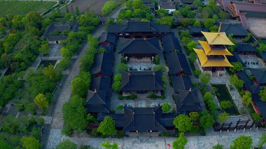 江南水乡里的寺庙
