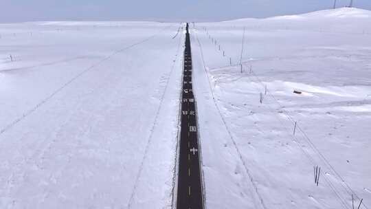 被大雪覆盖的旷野中的道路