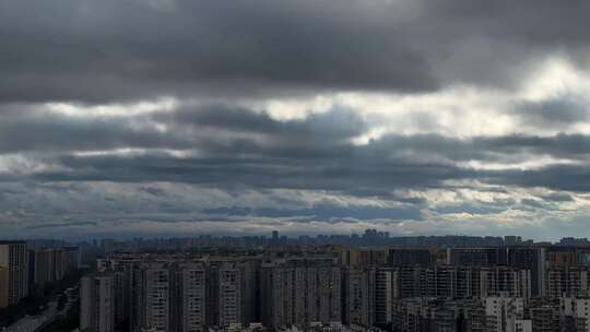 雪山下的城市成都城市晚霞日落流云延时