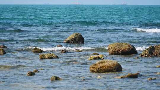 早晨大海海浪浪花拍打礁石