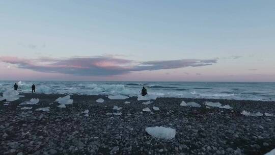 在结冰的海滩上的摄影师