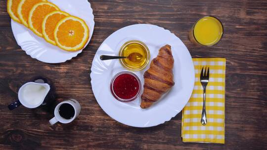 在餐桌上吃早餐_有面包_咖啡和水果视频素材模板下载