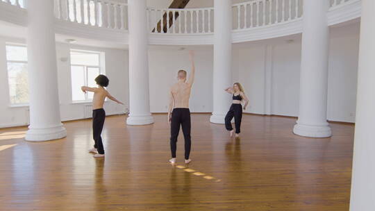 舞者在工作室里训练舞蹈动作视频素材模板下载