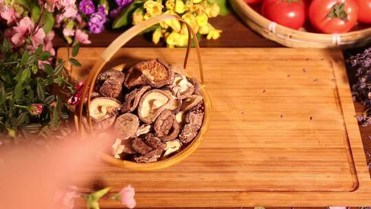 面粉饭盒清洗香菇的方法视频素材模板下载