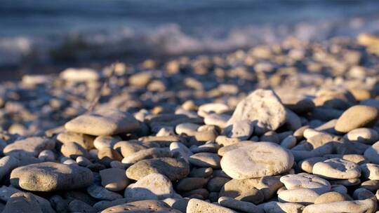 在海滩上堆石头