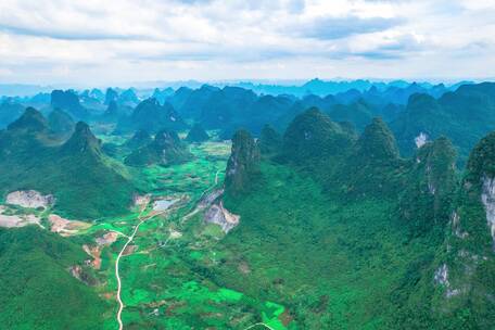 喀斯特地貌风景十万大山桂林河池广西航拍