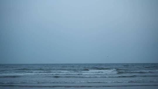大海沙滩海边浪花礁石海上飞鸟海鸥晚上月亮