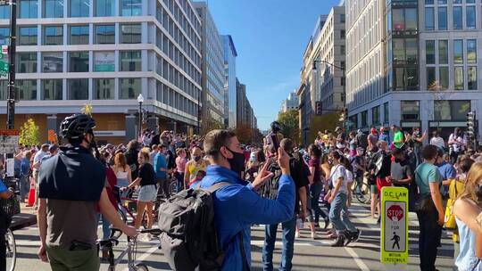 人群聚集在华盛顿特区的街道上庆祝乔·拜登在美国总统选举中战胜唐纳德·特朗普