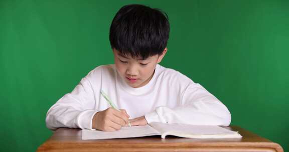 可爱的中国小男孩在专心做作业8K实拍