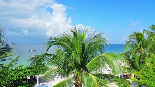 海南三亚蜈支洲岛蓝天白云椰子树沙滩大海