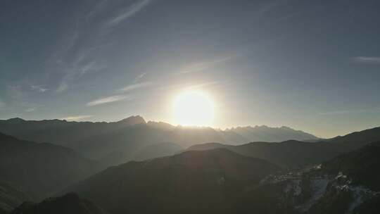 阳光照耀下的壮丽山脉全景