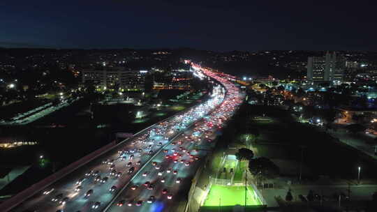 洛杉矶夜间交通堵塞，高速公路和城市景观拥