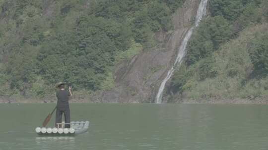 (4K) 浙江温州泰顺县妇女在山水间划竹排04