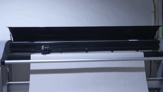 制衣厂车间工作画面 裁剪车间