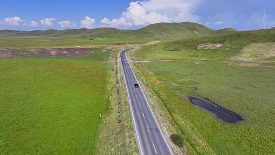 草原公路汽车行驶航拍