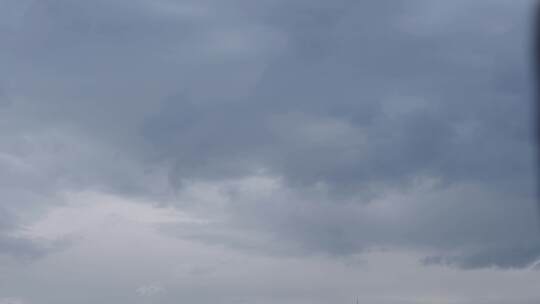 乌云飘动雷雨将至
