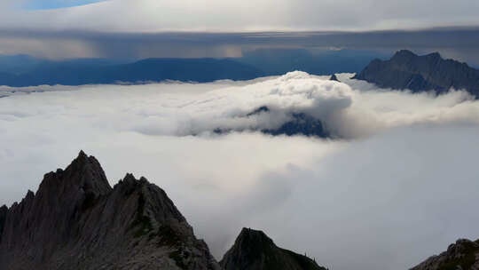 高山云海云雾壮丽景象