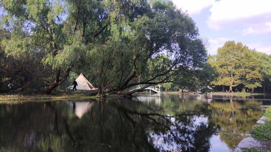 湖水中帐篷树木倒影视频素材模板下载