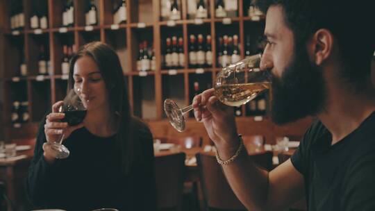 情侣在酒馆喝香槟视频素材模板下载